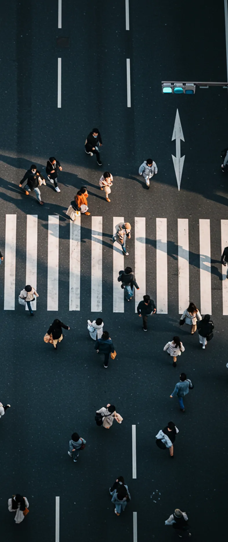横断歩道を渡る人たち