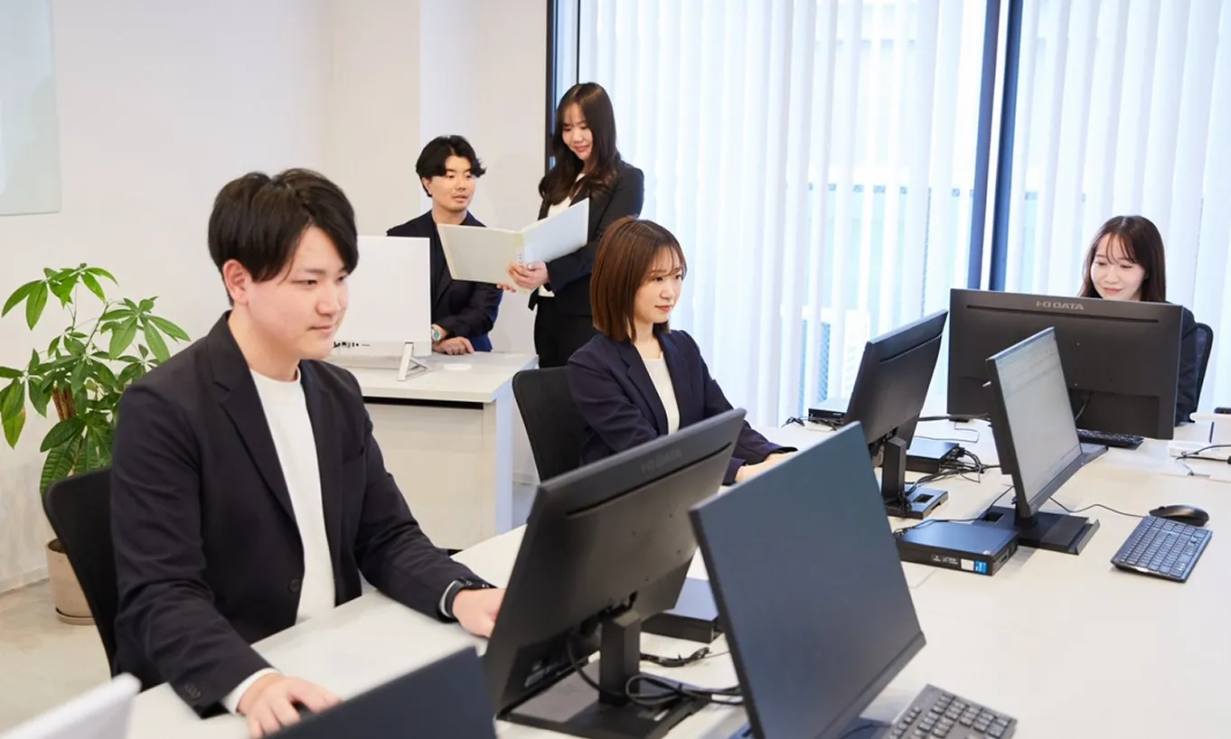 パソコンの前で仕事をするスタッフ