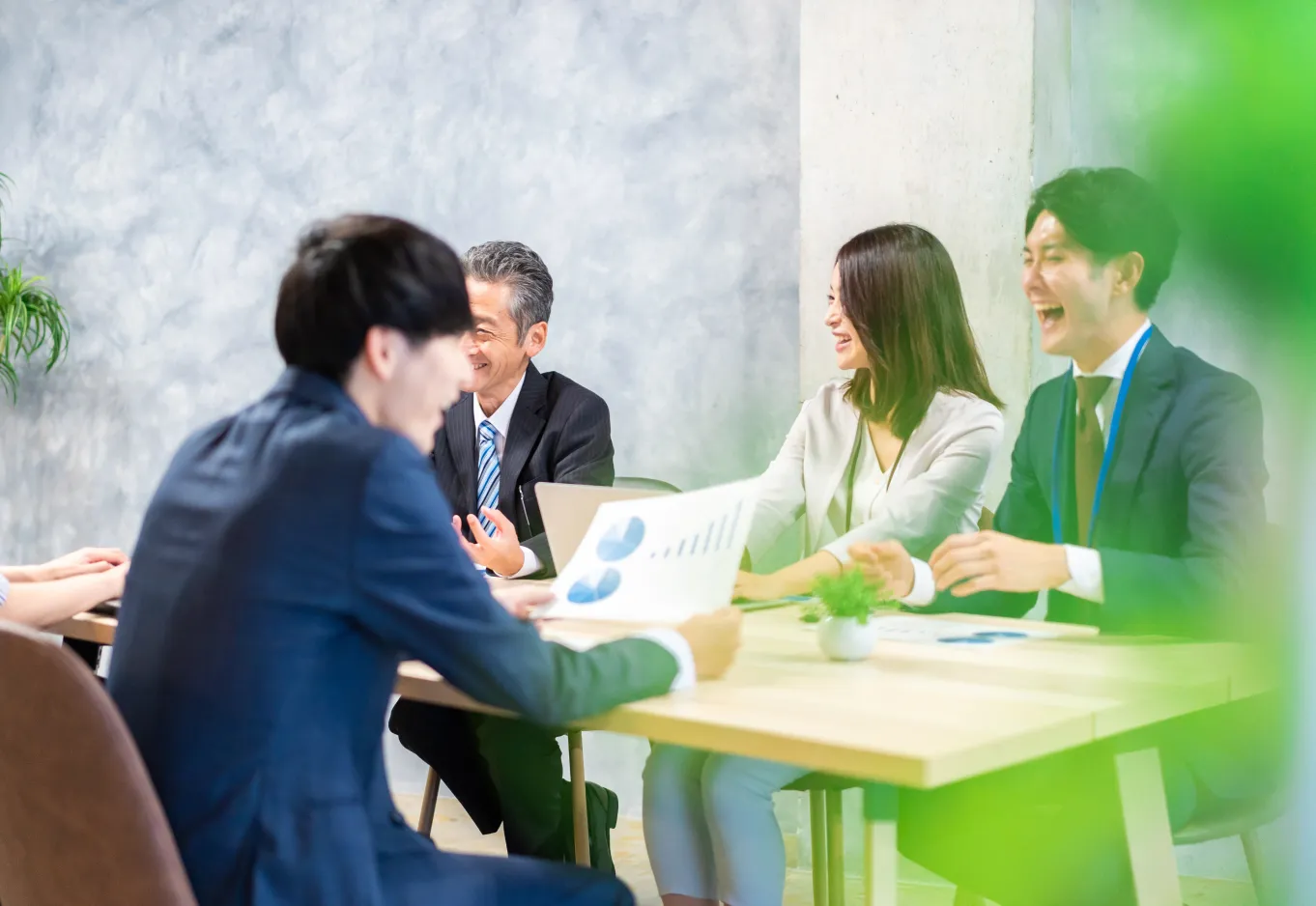 会議中のスタッフ