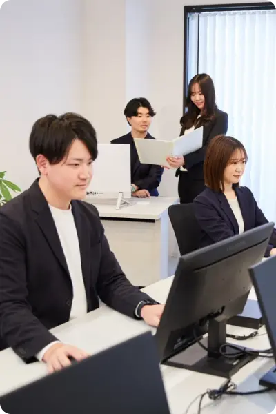 デスクワークするスタッフ