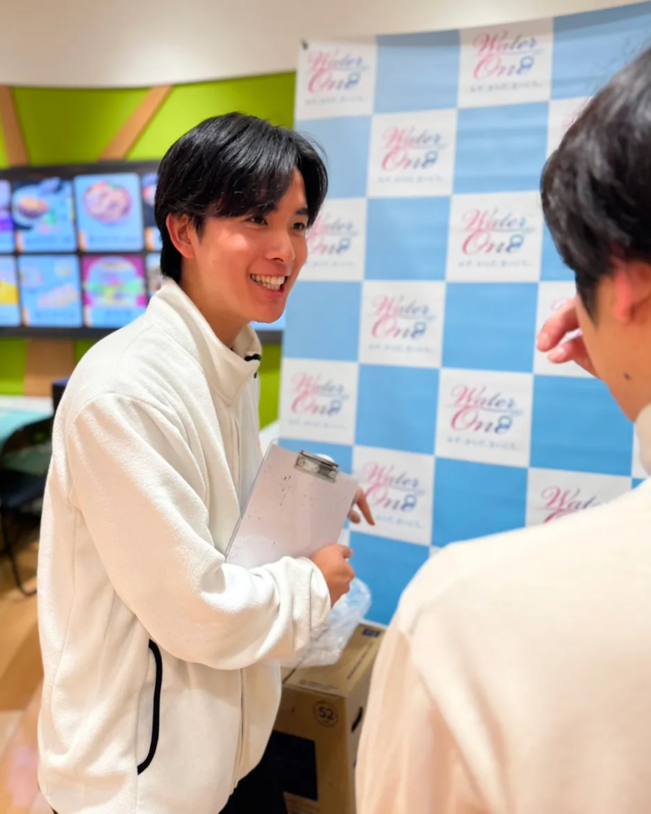 話すスタッフ