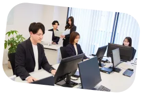 パソコンで作業するスタッフ達