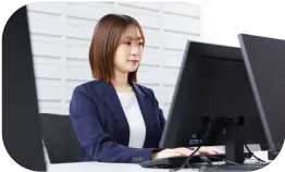パソコンで作業する女性