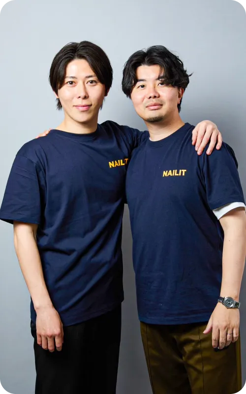 肩を組む2人